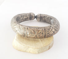 Load image into Gallery viewer, vintage Silver Bedouin single Upper Arm Bangle bracelet from Yemen ,Ethnic Tribal cuff, Antique ,Boho jewelry , Ethnic, East African
