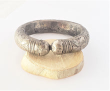 Load image into Gallery viewer, vintage Silver Bedouin single Upper Arm Bangle bracelet from Yemen ,Ethnic Tribal cuff, Antique ,Boho jewelry , Ethnic, East African