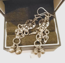 Load image into Gallery viewer, Antique Yemen Bawsani silver dangling Earrings, yemeni jewelry,danglin Earrings,Bawsani Earrings
