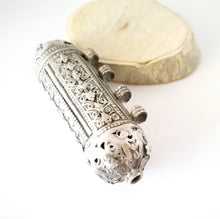Load image into Gallery viewer, Antique Original Yemenite Jewish &#39;Hirz&#39; Bawsani filigree silver pendant ,hallmarked Hirz&#39;, silver prayer Pendant,Yemen jewelry
