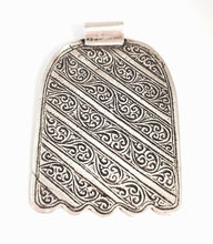 Load image into Gallery viewer, Moroccan Old XLarge silver Hand of Fatima Hamsa Pendant Amulet,Berber Jewelry,African Jewelry,Moroccan Jewelry,Hand of Fatima Charm,
